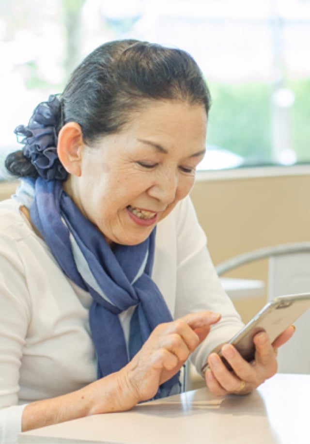 スマートフォンを操作する老人