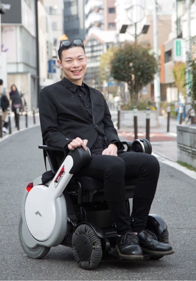 車椅子の青年